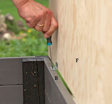 Hengslene til putekasse skrus fast Hengslene skrus fast i putekasse tre